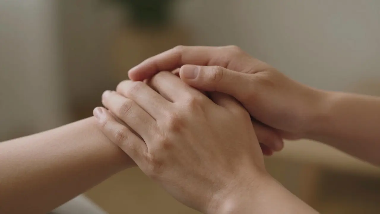 Jemné spojení dvou rukou symbolizující důvěru a souhlas